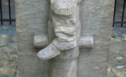 <p>E195 - Boot Monument</p>