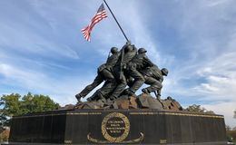 <p>E264 - Iwo Jima Memorial, Joe Rosenthal & Felix de Weldon, 1945 & 1954 - from Mark Paper</p>